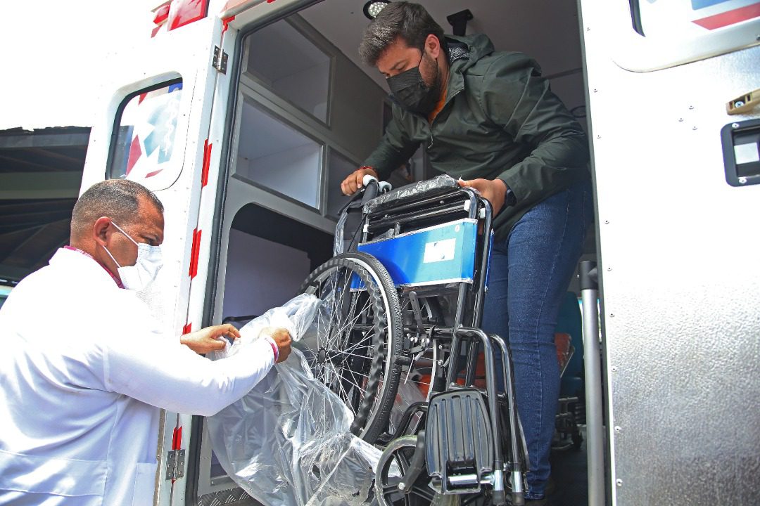 ernesto luna entrego cinco ambulancias a la red de salud publica laverdaddemonagas.com silla de ruedas