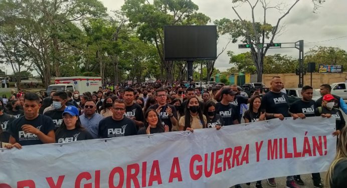 Estudiantes marchan para conmemorar los 60 años de la masacre de Guerra y Millán