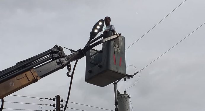 Favorecen a conductores y a 352 familias con alumbrado en la Cruz Peraza de Maturín