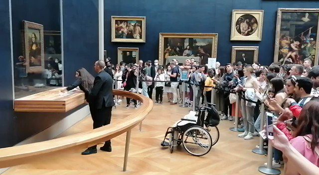¡Guao! Mona Lisa es atacada por un hombre en silla de ruedas