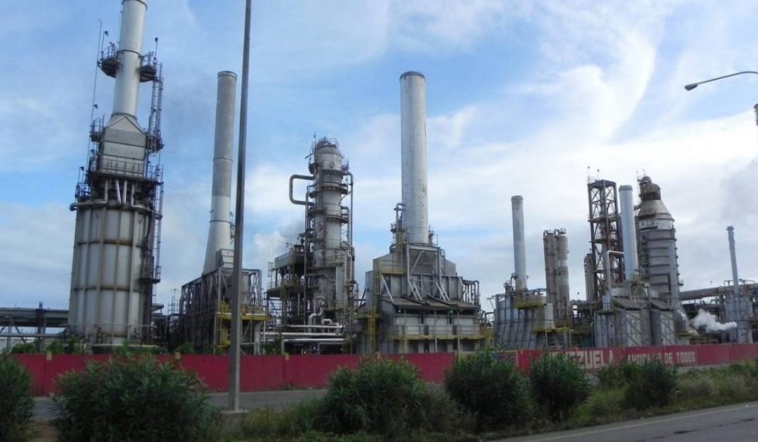 Irán firma contrato para reparar refinería El Palito en Venezuela por 110 millones de euros