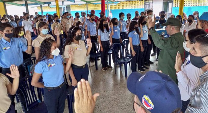 Juramentan 30 brigadistas estudiantiles de prevención en la parroquia Santa Cruz