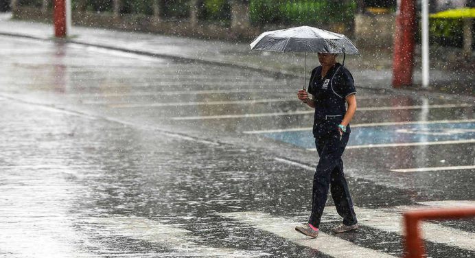 Lluvias dispersas con descargas eléctricas en varios estados del país