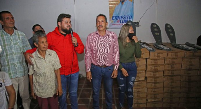 Luna entrega 300 luminarias para atender a 12 comunidades del municipio Acosta