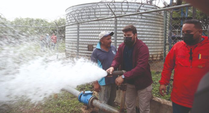 Gobernador Luna restablece servicio de agua en Areo del municipio Cedeño