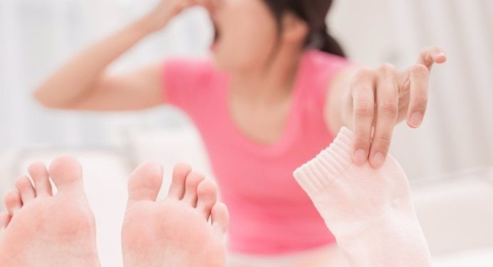 ¿Mal olor en los pies? Así puedes eliminarlos con estos remedios caseros