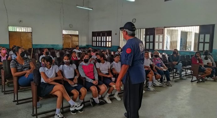 Milicia de Maturín imparte taller de primeros auxilios en la EB. República del Uruguay