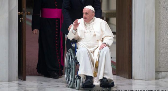 Papa Francisco apareció en silla de ruedas por dolor de rodilla