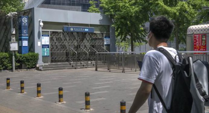 Pekín cierra decenas de estaciones de metro para controlar el covid