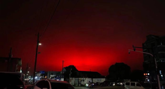 Por este motivo el cielo se tiñó de rojo en una ciudad de China