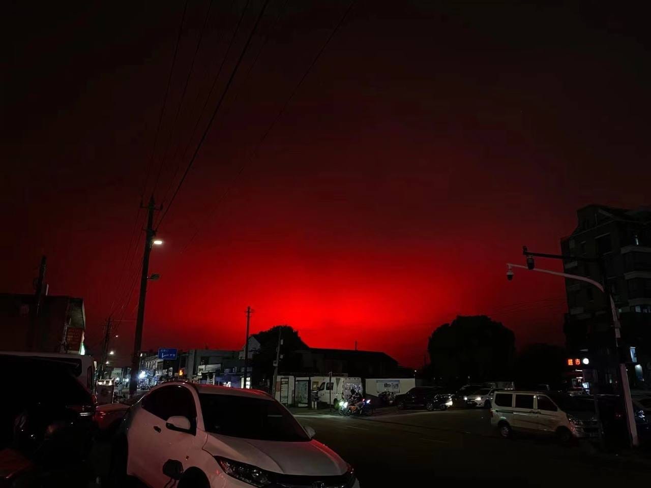 Por este motivo el cielo se tiñó de rojo en una ciudad de China
