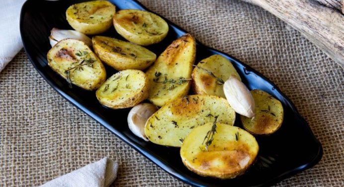 Prepara unas deliciosas papas al horno con mantequilla y perejil