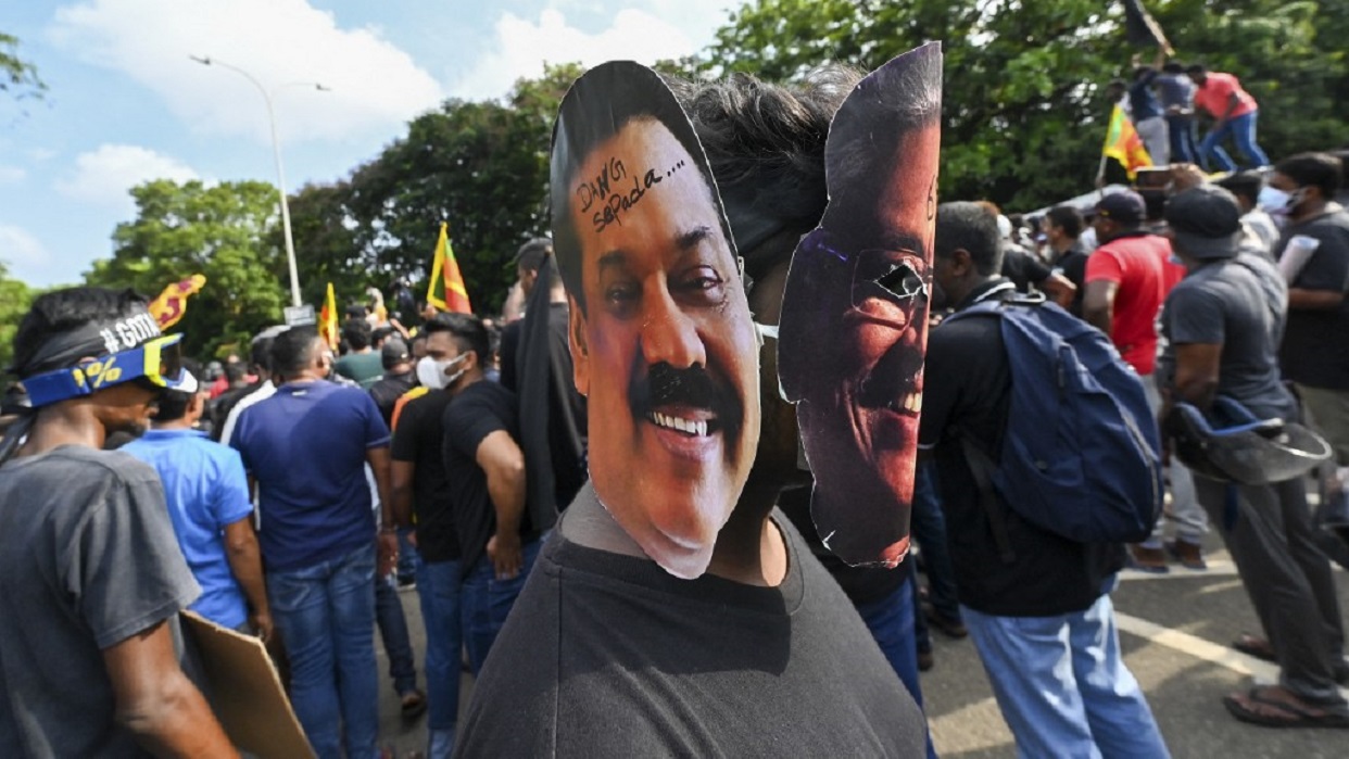 primer ministro de sri lanka renuncia tras violentos enfrentamientos laverdaddemonagas.com manifestante portando mascara del presidente y el primer ministro de sri lanka afp 100255