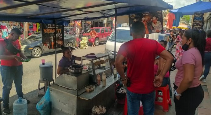 Proliferación de ventas de tequeños y empanadas obstaculizan paso en calle Monagas