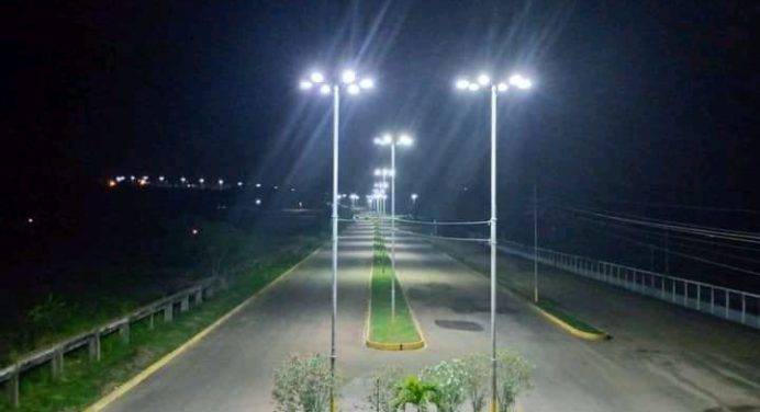 Reactivan alumbrado público en la avenida Manuel Reyes del municipio Cedeño