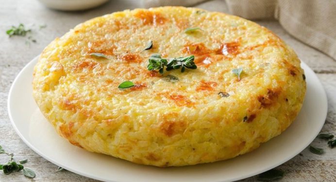 Prepara una tortilla de arroz rellena con queso para compartir en familia