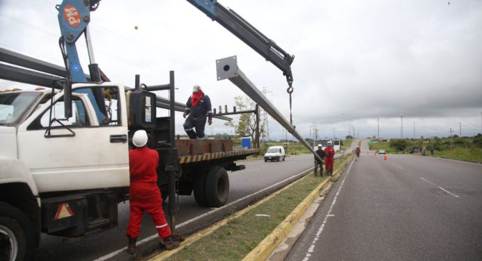 Recuperan alumbrado público en la avenida principal de la Zona Industrial