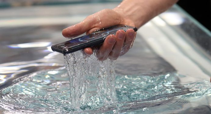 ¿Se te cayó tu celular al agua? No te desesperes te enseñamos 5 trucos para recuperarlo