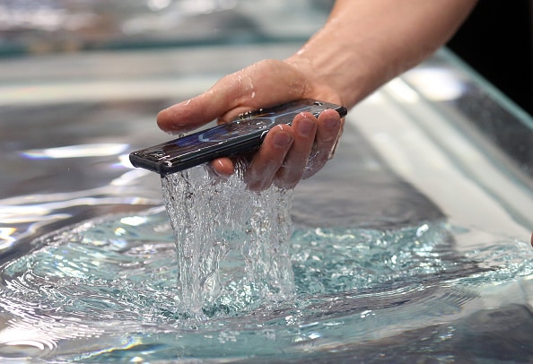 se te cayo tu celular al agua no te desesperes te ensenamos 5 trucos para recuperarlo laverdaddemonagas.com celular agua 1