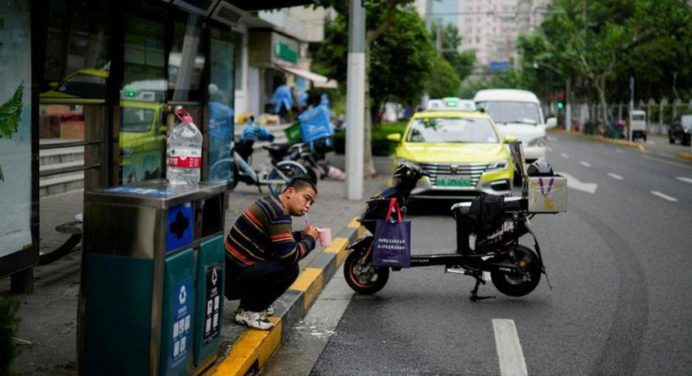 Shanghái rastrea los casos de Covid-19 mientras Pekín limita los servicios de taxi