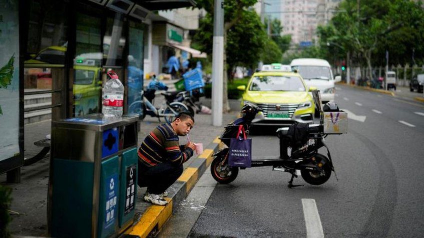 Shanghái rastrea los casos de Covid-19 mientras Pekín limita los servicios de taxi