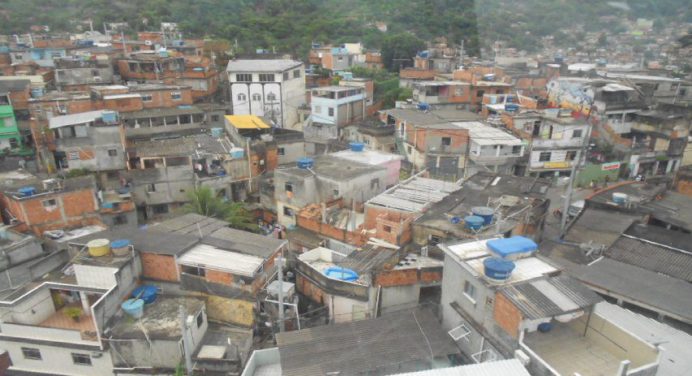 Suben a 25 los muertos en operación policial en favela de Río de Janeiro
