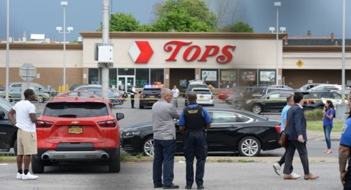 Un joven mata a tiros a 10 personas en un ataque racista en un supermercado de Búfalo
