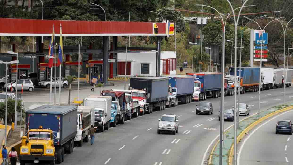 Venezuela dolariza diésel en más de 100 estaciones de servicio