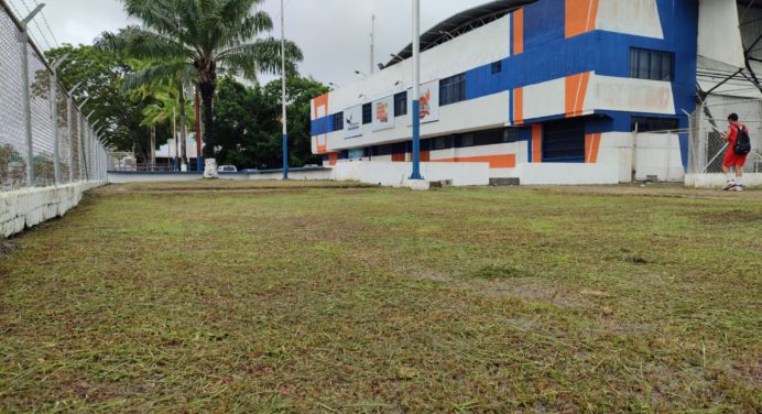 Agilizan labores de desmalezamiento en el Polideportivo de Maturín
