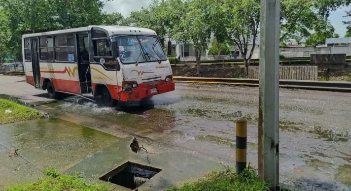 Aguas servidas corren por la avenida Orinoco desde hace 10 años