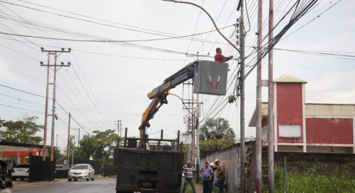 Alcaldesa Fuentes potencia alumbrado público en cinco calles de Juanico