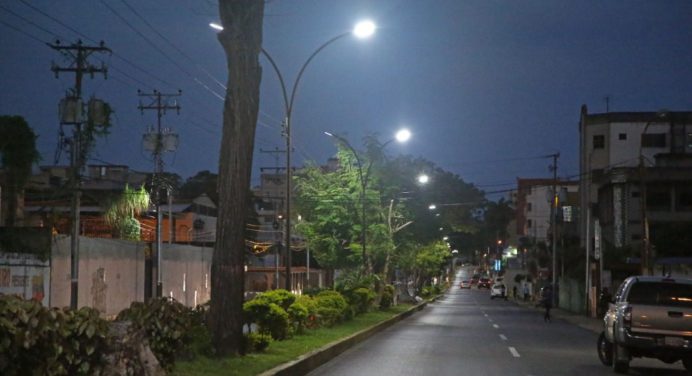 Alcaldesa Fuentes recupera alumbrado público en sector Las Avenidas