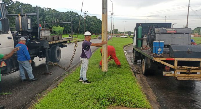 Alcaldía de Maturín reparó en tiempo récord poste que se cayó en Los Guaritos III