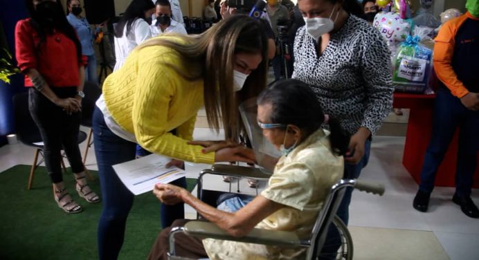 Ana Fuentes entregó ayudas sociales a casi 200 maturineses