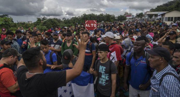 Caravana migrante tramita documentos en sur de México