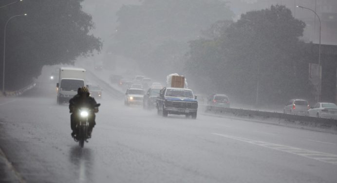 ¡Paragua en mano! Fuertes lluvias siguen en todo el país