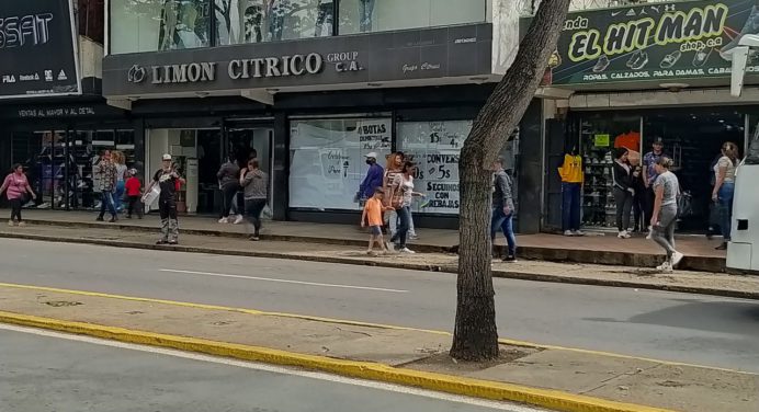 Comerciantes laboran con normalidad ante amenaza del Ciclón 2