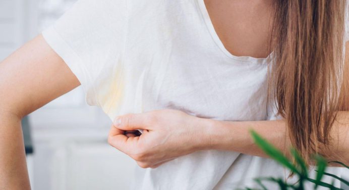 ¿Cómo eliminar las manchas de desodorante en tu ropa? Así puedes quitarlas de manera fácil