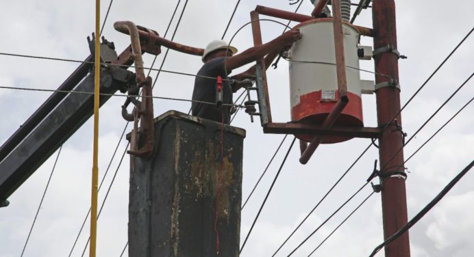 Continúan trabajos de alumbrado público en la Zona Industrial de Maturín