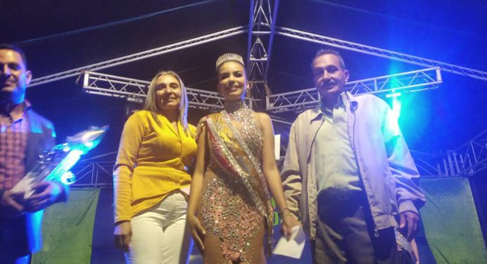 Coronada Venecia Meneses como reina de las Fiestas Patronales de San Antonio