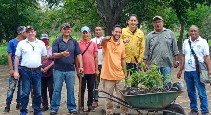 Corpoturismo siembra 70 plantas en el parque Las Garzas de Zamora