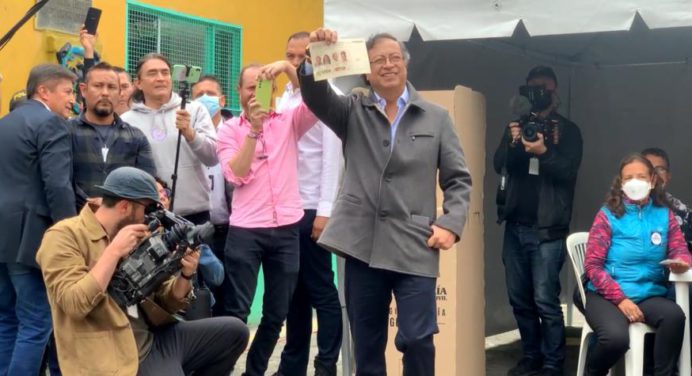 Elecciones en Colombia: Gustavo Petro votó y llama a salir masivamente a sufragar
