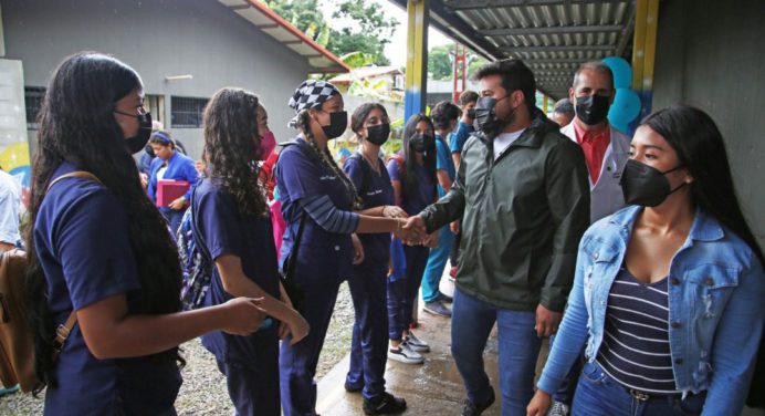 Ernesto Luna dota de aires acondicionados a la Universidad Rómulo Gallegos