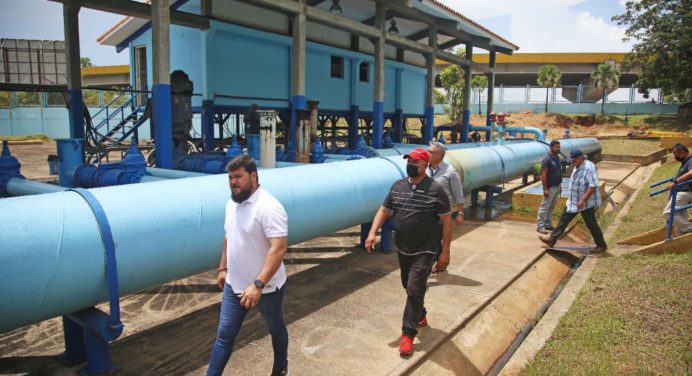 Ernesto Luna inspecciona trabajos en la planta potabilizadora Bajo Guarapiche