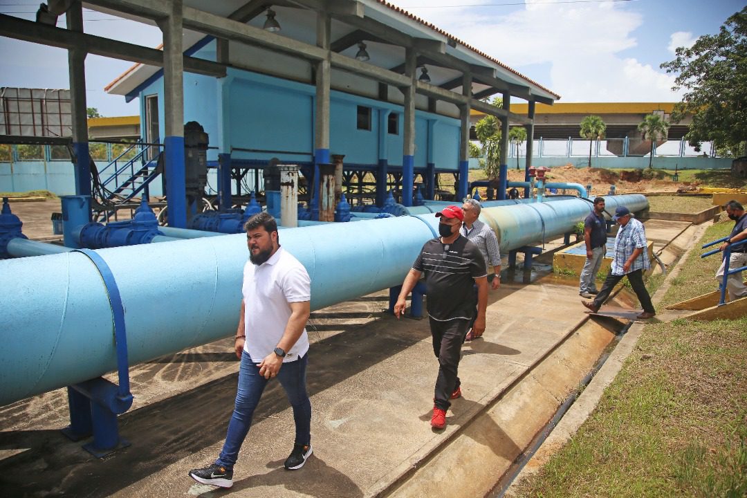 Ernesto Luna inspecciona trabajos en la planta potabilizadora Bajo Guarapiche