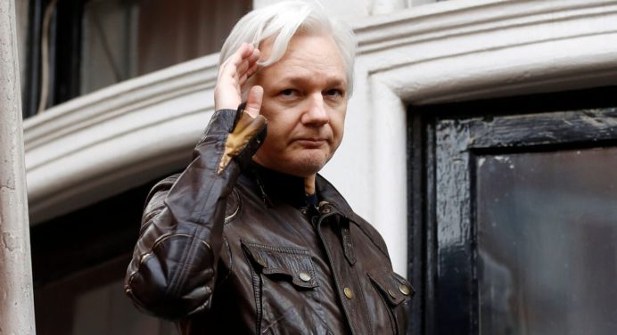 Gobierno británico firma decreto de extradición a EEUU de Assange