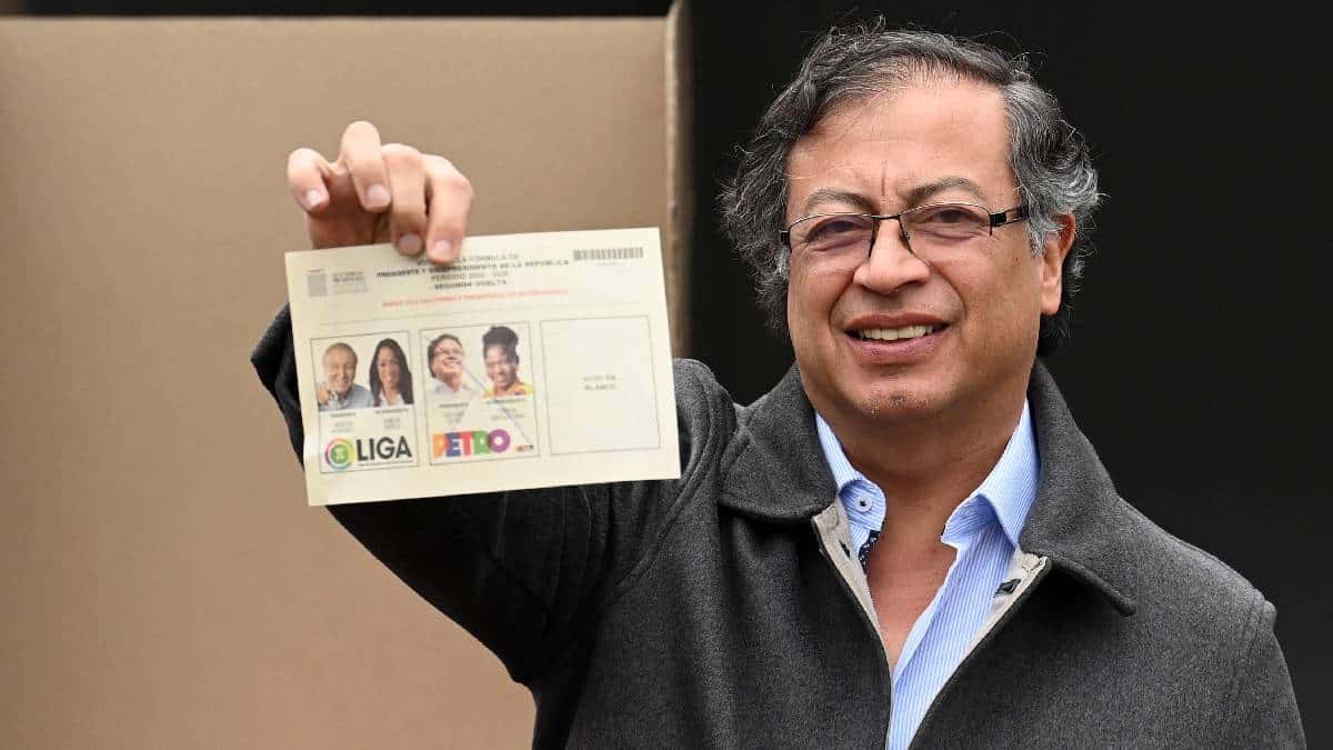 gustavo petro gana las elecciones presidenciales de colombia laverdaddemonagas.com gustavo petro vota en segunda vuelta afp 1