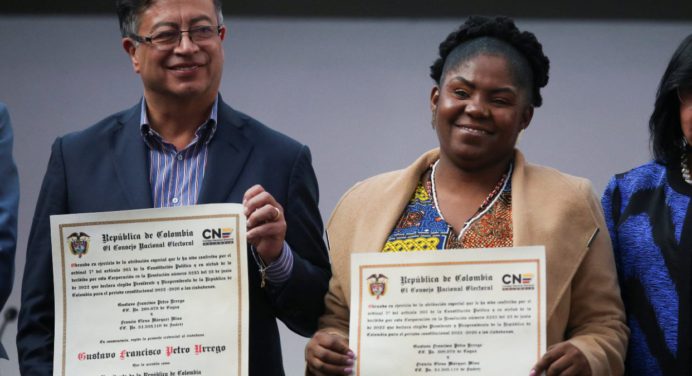 Gustavo Petro recibió credenciales como presidente de Colombia