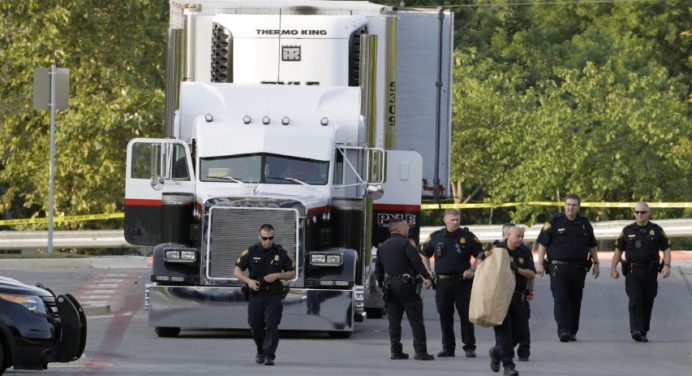 Hallados 50 migrantes muertos en un tráiler en la frontera de Texas con México (+video)