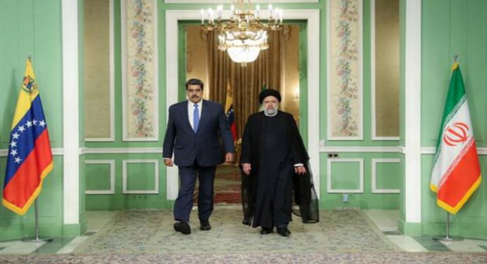 Irán entrega a Venezuela buque petrolero